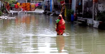 বেড়িবাঁধের অভাবে জোয়ারের সঙ্গে যুদ্ধ ১৫ হাজার মানুষের