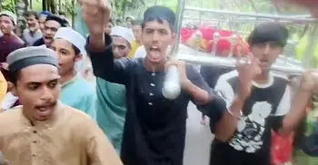 ট্রলিচাপায় মাদরাসাছাত্রী নিহত, মরদেহ নিয়ে সহপাঠীদের বিক্ষোভ