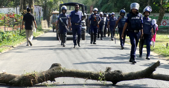 ভোলায় সড়কে গাছ ফেলে-টায়ার জ্বালিয়ে বিএনপির বিক্ষোভ