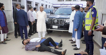 ভোলা-বরিশাল সেতুসহ ৫ দাবিতে তিন উপদেষ্টার গাড়ি অবরোধ