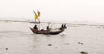 মেঘনায় জাহাজের ধাক্কায় নৌকাডুবি, ৩ জেলে আহত