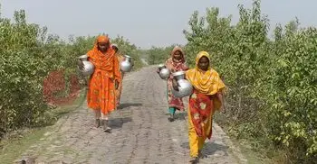 এক কলসি বিশুদ্ধ পানির জন্য পাড়ি দিতে হয় এক ঘণ্টার পথ