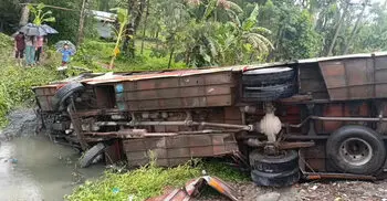 সাইড দিতে গিয়ে খালে পড়লো যাত্রীবাহী বাস