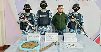 ভোলায় যাত্রীবাহী লঞ্চ থেকে বন্দুক-গুলিসহ আটক ১