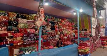 কলকাতার রাস্তায় শীতবস্ত্রের পসরা নিয়ে হাজির ভুটিয়ারা