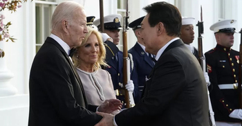 US and South Korea agree key nuclear weapons deal