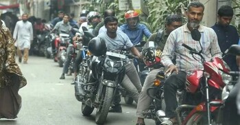 তেল নিতেই ঘণ্টা পার, আয় কমেছে রাইড শেয়ার চালকদের