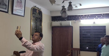 গাছতলা থেকে তুলে এনে নিজ কক্ষে আশ্রয় দিলেন ইউপি চেয়ারম্যান