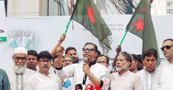 শেখ হাসিনাকে ফেরত দেওয়ার দাবিতে বাড্ডায় সড়ক অবরোধ