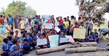 সিরাজগঞ্জে শিক্ষিকার মৃত্যুতে শিক্ষার্থীদের সড়ক অবরোধ