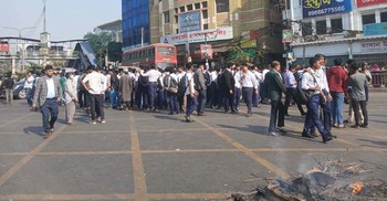 ফার্মগেটে সড়ক অবরোধ সহপাঠীদের, তীব্র যানযট