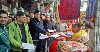 ভোট কেন্দ্রে না যেতে কিশোরগঞ্জে বিএন‌পির লিফলেট বিতরণ