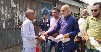 ভোট বর্জনের আহ্বান জানিয়ে বিএনপির লিফলেট বিতরণ