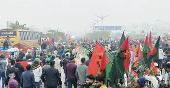 ঢাকার রাস্তায় মানুষ আর মানুষ, গন্তব্য ৩০০ ফিট