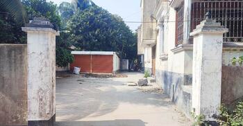 সাবেক ইউপি সদস্যের বাড়ির গেট খুলে নিয়ে গেলেন বিএনপি নেতাকর্মীরা