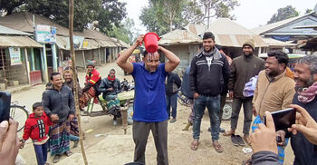 রংপুরে দুধ দিয়ে গোসল করে দল ছাড়লেন বিএনপি নেতা