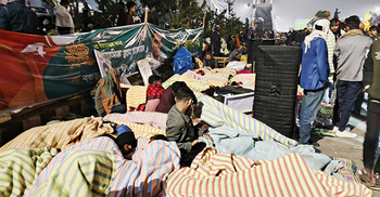 তীব্র শীত উপেক্ষা করেই ৩০০ ফিটে রাতযাপন বিএনপি নেতাকর্মীদের