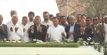 জিয়াউর রহমান ও খালেদা জিয়ার সমাধিতে প্রধানমন্ত্রীর শ্রদ্ধা