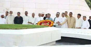 ঈদের দিন বাবা-মাায়ের সমাধিতে তারেক রহমানের শ্রদ্ধা