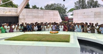 জিয়া ও খালেদা জিয়ার কবরে বগুড়া মহানগর বিএনপির শ্রদ্ধা