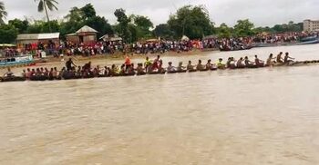 নড়াইলে নৌকাবাইচ দেখতে হাজারো মানুষের ঢল