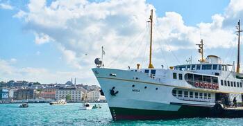 জাহাজে দীর্ঘ সফরে থাকা ব্যক্তি কি কসর নামাজ পড়বেন?