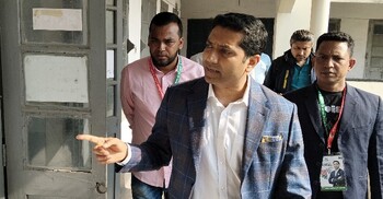 ভোটকেন্দ্র পরিদর্শনে ববি হাজ্জাজ