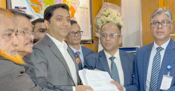 মনোনয়নপত্র জমা দিলেন ববি হাজ্জাজ, লড়বেন ধানের শীষ প্রতীকে