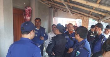 বিছানায় দুই শিশুর গলাকাটা মরদেহ, রশিতে ঝুলছিল মা