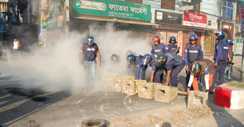 মিছিল থেকে পুলিশকে লক্ষ্য করে বোমা নিক্ষেপ