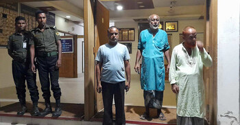 আগের রাতে টাকা বিতরণের অভিযোগে আটক ৩