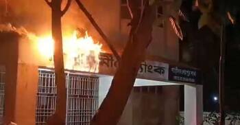 বগুড়ায় গ্রামীণ ব্যাংকের সাইনবোর্ডে দুর্বৃত্তদের আগুন