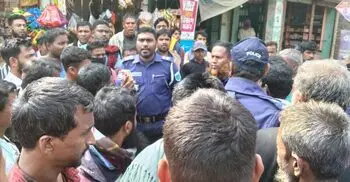 বগুড়ায় ঘুস নেওয়ার অভিযোগে পুলিশ সদস্যকে গণপিটুনি