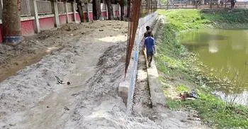 উপজেলা পরিষদের সড়কে নির্মাণ শেষ না হতেই হেলে পড়েছে গাইডওয়াল