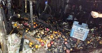 গভীর রাতে ১২ ফলের দোকান পুড়ে ছাই