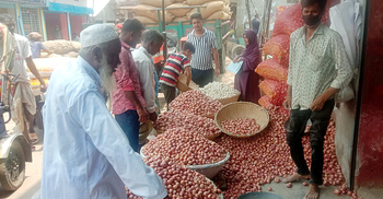 ভৈরবের পাইকারি বাজারে ৬-৮ টাকা বেড়েছে পেঁয়াজের দাম