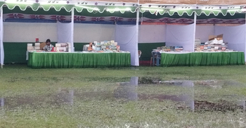 কাদা-পানিতে বই বিক্রি, ক্রেতা-বিক্রেতাদের অসন্তোষ