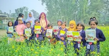 নতুন বই পেয়ে উচ্ছ্বসিত শিক্ষার্থীরা