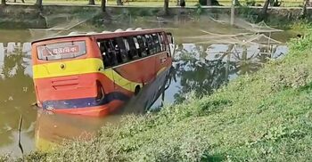 চালকের ঘুমে বাস পুকুরে, অল্পের জন্য রক্ষা পেলেন যাত্রীরা