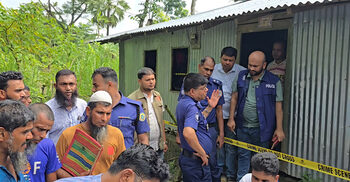 মেয়ের কথায় ঘরে গিয়ে পাওয়া গেলো বাবা-মায়ের মরদেহ