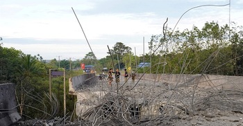 Cambodia suspends all border crossings with Thailand