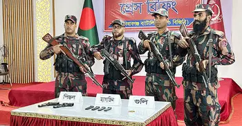 চাঁপাইনবাবগঞ্জ সীমান্ত থেকে অস্ত্র-গুলি উদ্ধার