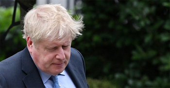 বিতর্কের ছায়া থেকে বেরিয়ে আসতে ব্যর্থ হলেন জনসন