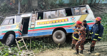 নোয়াখালীতে বাসচাপায় বাবা-ছেলে নিহত