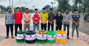 পরিত্যক্ত বোতলের ডাস্টবিন বানিয়ে জনবহুল এলাকায় দিচ্ছে ছাত্রলীগ