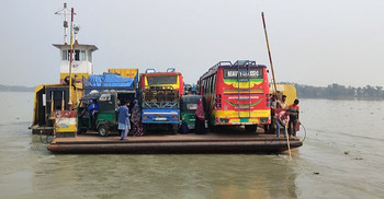 ১২ মিনিটের পথ ৩৫ মিনিটে পাড়ি দিচ্ছে ফেরি