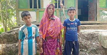 মা ঘরছাড়া বাবা কবরে, দাদির ভিক্ষাই সম্বল দুই ভাইয়ের