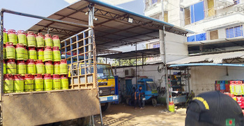 আবাসিক এলাকায় গ্যাসের ডিপো, ঝুঁকিতে স্থানীয়রা