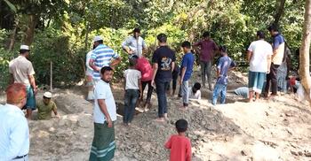 একই পরিবারের ৫ জনের মৃত্যু, একসঙ্গে খোঁড়া হচ্ছে কবর