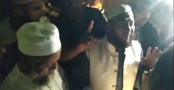 বিধি ভেঙে প্রচার, যুবদল নেতার নেতৃত্বে জামায়াত প্রার্থী অবরুদ্ধ